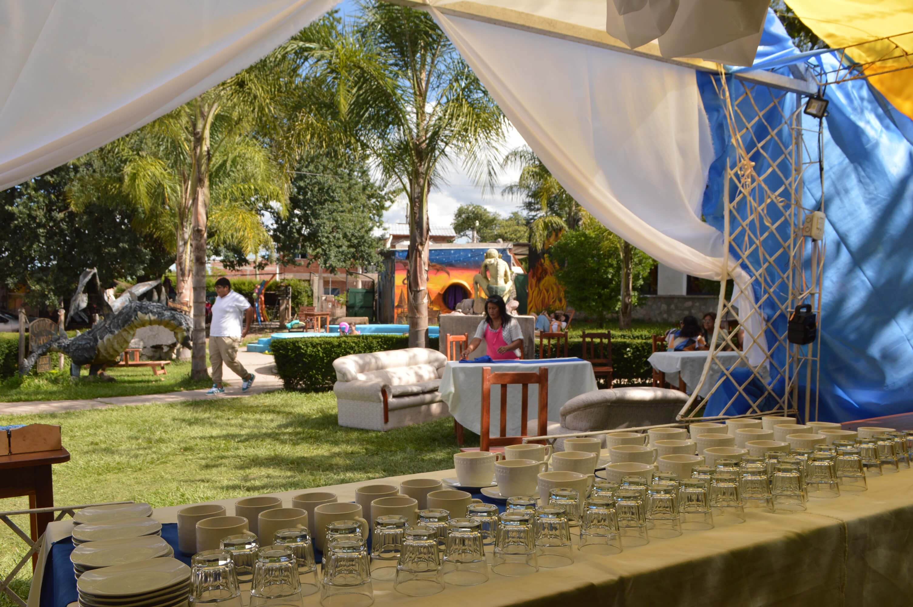 Entrada, parque y piscina